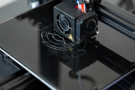 3d打印设计摄影照片_实验室工作期间的电子三维塑料 3D 打印机。