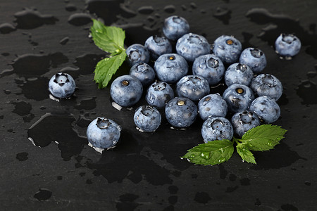 黑板上洗过的新鲜蓝莓的特写