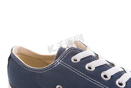 侧面鞋子摄影照片_白色背景上的蓝色时尚运动鞋