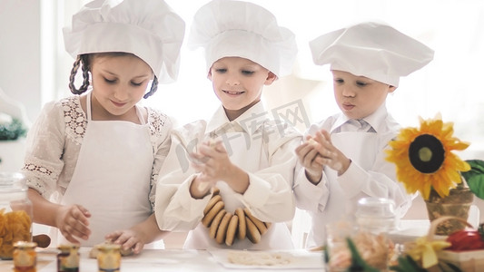 以厨师的形式快乐的小孩准备美味的菜肴