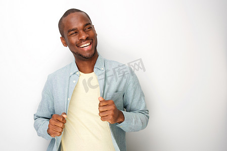 白墙边穿着衬衫的快乐黑人青年
