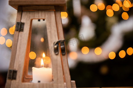 圣诞节那天，蜡烛在装饰灯笼内燃烧。