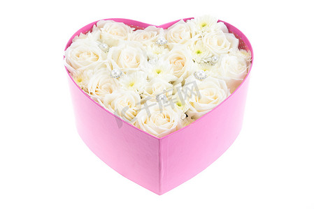 盒子装花摄影照片_白玫瑰、珍珠和钻石装在心形盒子里