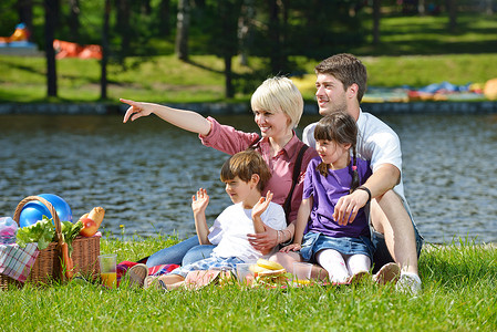 幸福的家庭在户外野餐时一起玩耍