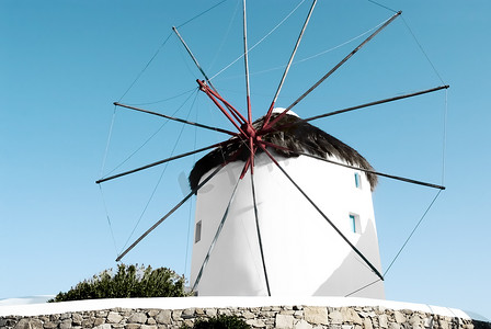 酒店图摄影照片_有蓝天的风车在米科诺斯岛希腊基克拉泽斯