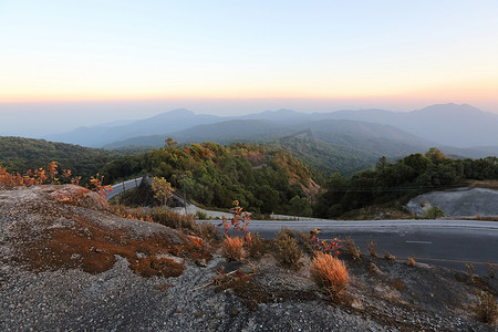 夕阳下的山