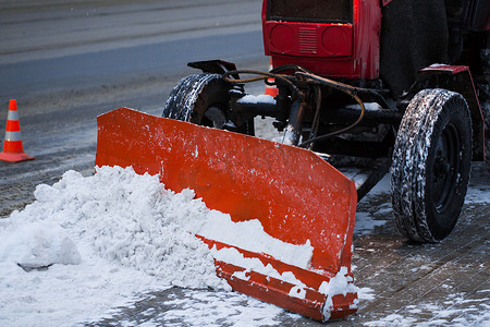 拖拉机正在清理道路上的积雪。