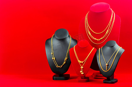 配饰和黄金首饰项链展示架，带金项链。