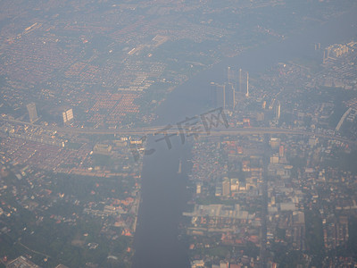 从飞机上看到的高景，尘土飞扬，空气中 PM 2.5，污染