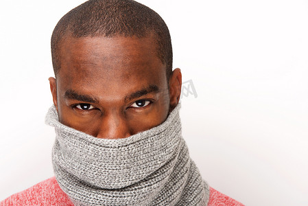 酷酷的年轻非洲裔美国男性时装模特，头戴围巾遮脸