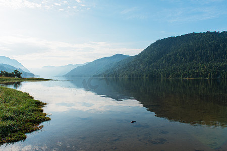 活动场景图背景摄影照片_阿尔泰山的 Teletskoye 湖