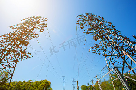 中电摄影照片_天空背景中的电力塔、高压柱或阳光下的高压塔