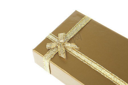 礼品盒与孤立在白色背景上的金色丝带