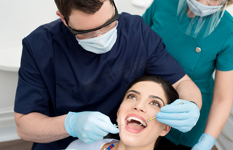 西班牙女摄影照片_接受牙科检查的女患者