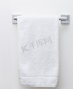 白墙背景上的现代浴室毛巾烘干机