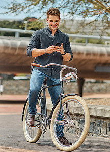不忘初心砥砺前行摄影照片_生活就像骑自行车，要保持平衡就必须不断前行。