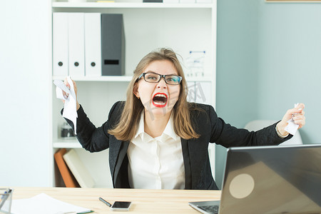压力、办公室、歇斯底里、人的概念 — 好斗的女人，在办公室有很多工作