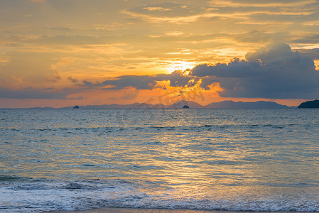 泰国日落时蓝色和橙色色调的海景