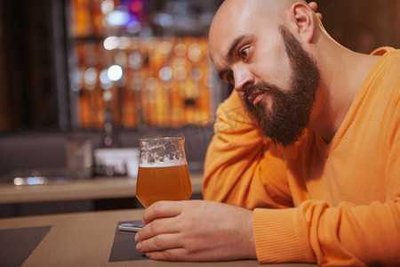 留胡子的男人喜欢在酒吧喝啤酒
