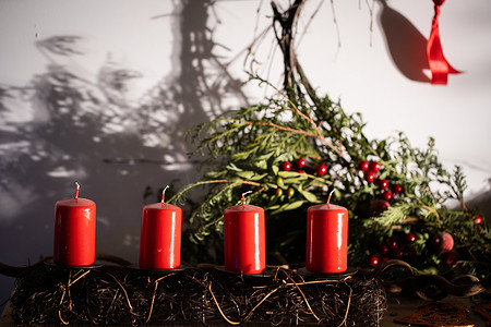 红色蜡烛作为圣诞节壁炉上的装饰。