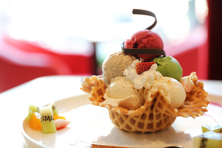 冰淇淋实物图摄影照片_华夫饼上的冰淇淋和水果配料