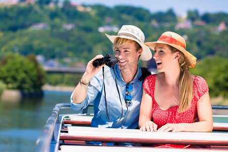汉服巡游摄影照片_夏天戴遮阳帽的夫妇在河上巡游