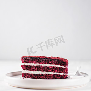 红丝绒摄影照片_一块质感完美的红丝绒蛋糕