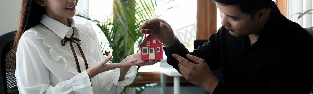 亚洲夫妇正在用手保护房地产投资者、租赁保险、买卖合同和维护中使用手势的概念，横幅