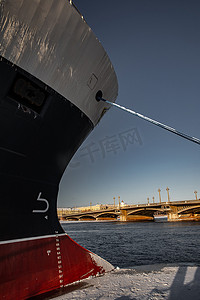 在阳光明媚的日子里，冬季城市圣彼得堡的全景，大船停泊在 Blagoveshchensky 桥附近，系泊线，粗绳，背景中的河流和桥梁