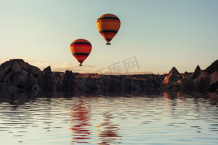 梦幻热气球摄影照片_气球在水和山谷、峡谷、丘陵、b 上的构成