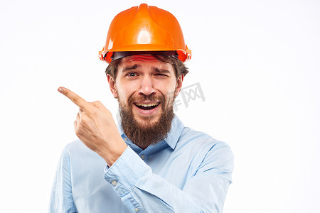 一个男人用手示意工程师橙色安全帽安全施工