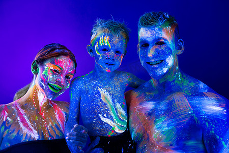 家人、妈妈、爸爸和儿子都涂上了 UV 粉。