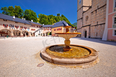 贝希特斯加登城镇广场和历史建筑景观