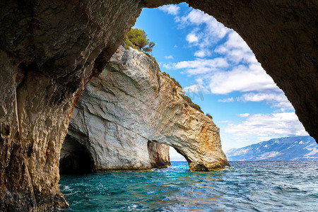 希腊扎金索斯摄影照片_希腊扎金索斯岛的蓝色洞穴。