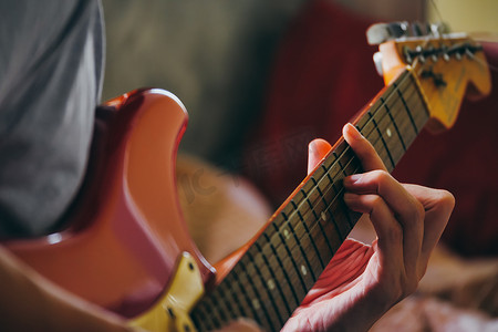 弹奏电吉他的男性手的特写。