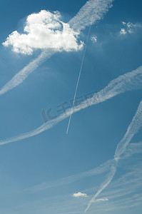 天空中飞机和云彩的痕迹