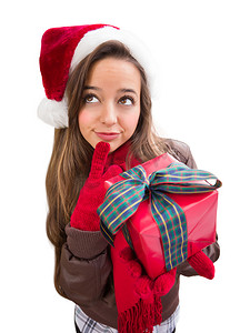 思考的女孩戴着圣诞圣诞老人帽子，蝴蝶结包裹着白色的礼物