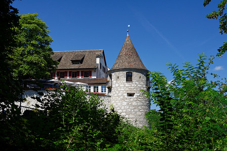 瑞士中世纪劳芬城堡的塔楼和屋顶