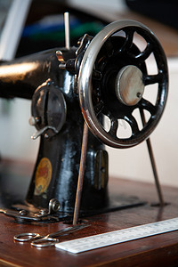 线头摄影照片_老古董缝纫机。