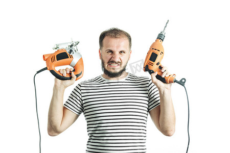 一个穿着条纹 T 恤的咧嘴笑的男人，手里拿着电钻和电动拼图。