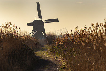 暮光摄影照片_荷兰阿尔布拉瑟丹运河中部联合国教科文组织遗产风车剪影的暮光日出