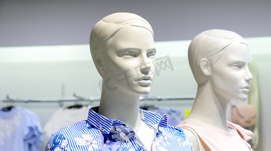 蓝色人体模型摄影照片_商店背景模糊的特写塑料人体模型头
