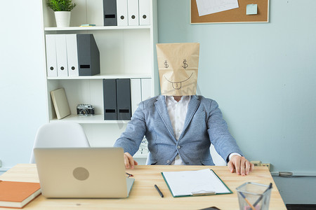 商业、情感和金钱概念 — 办公室疯子把一个画着滑稽脸的包裹放在她头上。