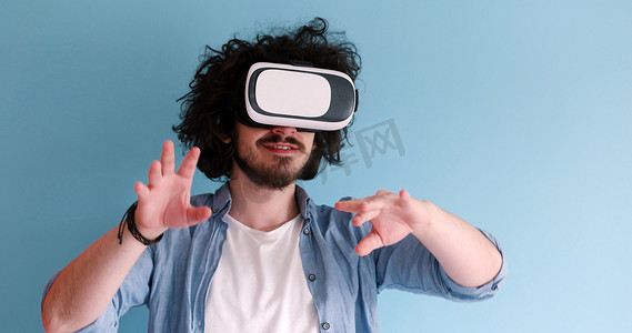 使用 VR 耳机眼镜的虚拟现实的人