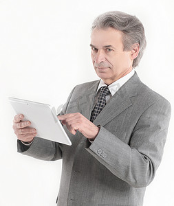 商人用手指指着数字平板电脑屏幕。在白色背景下被隔离