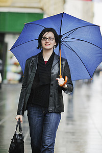 街上打伞的女人