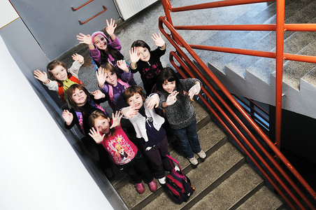 学者们摄影照片_快乐的孩子们在学校里