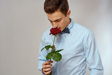 浪漫男士红玫瑰浅色衬衫裤套装
