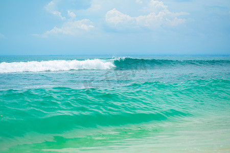 理想的热带沙滩，适合海上冲浪。