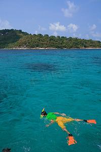 绿色水晶摄影照片_在水晶般蓝色的海水中浮潜，斯米兰岛，安达曼海，T